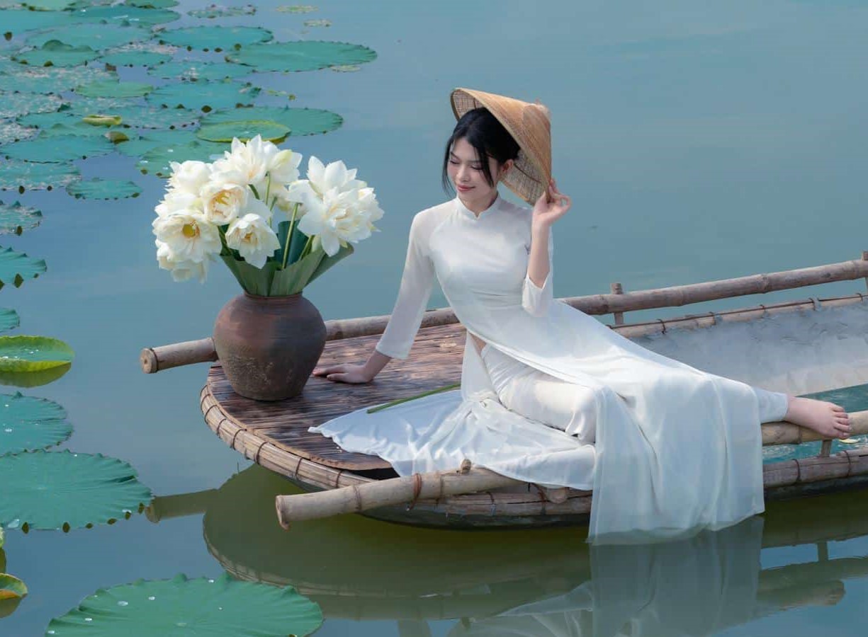 xu-huong-chup-anh-ao-dai-ngoai-canh-ben-ho-sen-nhe-nhang-nhat xu-huong-chup-anh-ao-dai-ngoai-canh-ben-ho-sen-nhe-nhang-nhat